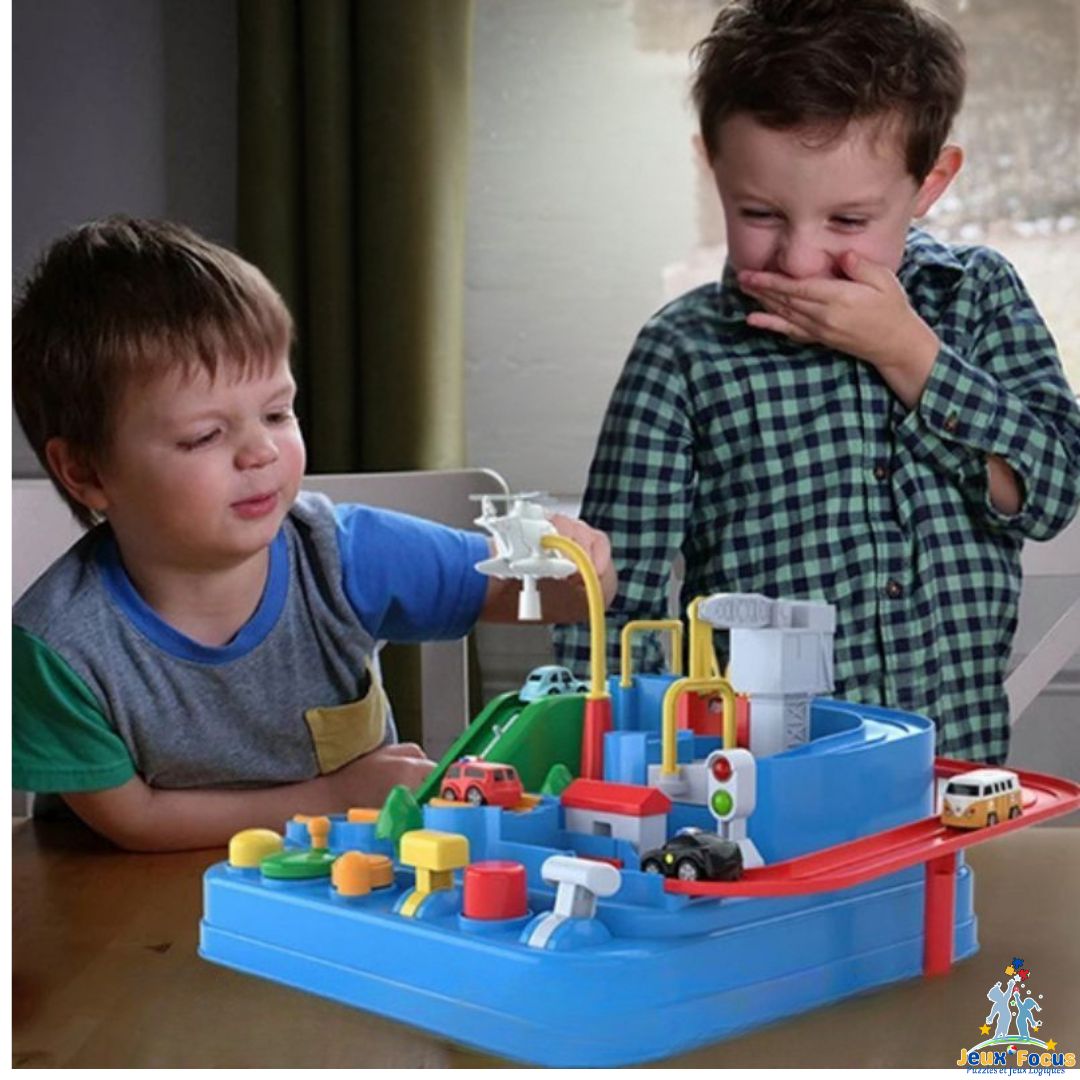 2 jolis garcons de 4 ans s'amusent follement sur le circuit voiture enfant 3ans quil a depuis déjà 2 ans sans se lasser.