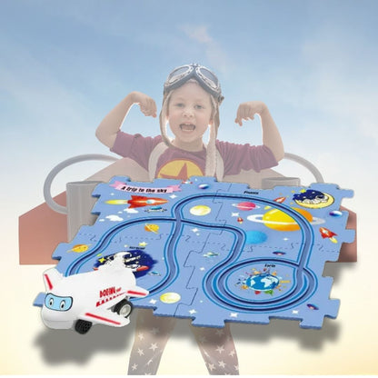 un garçon de 3 ans 4 ans est heureux de jouer avec son jeu de circuit voiture enfant de fusée, avion planétaire super cool!