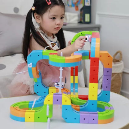des-blocs colorés pour attirer les filles au jeu éducatif STEM de circuit voiture enfant