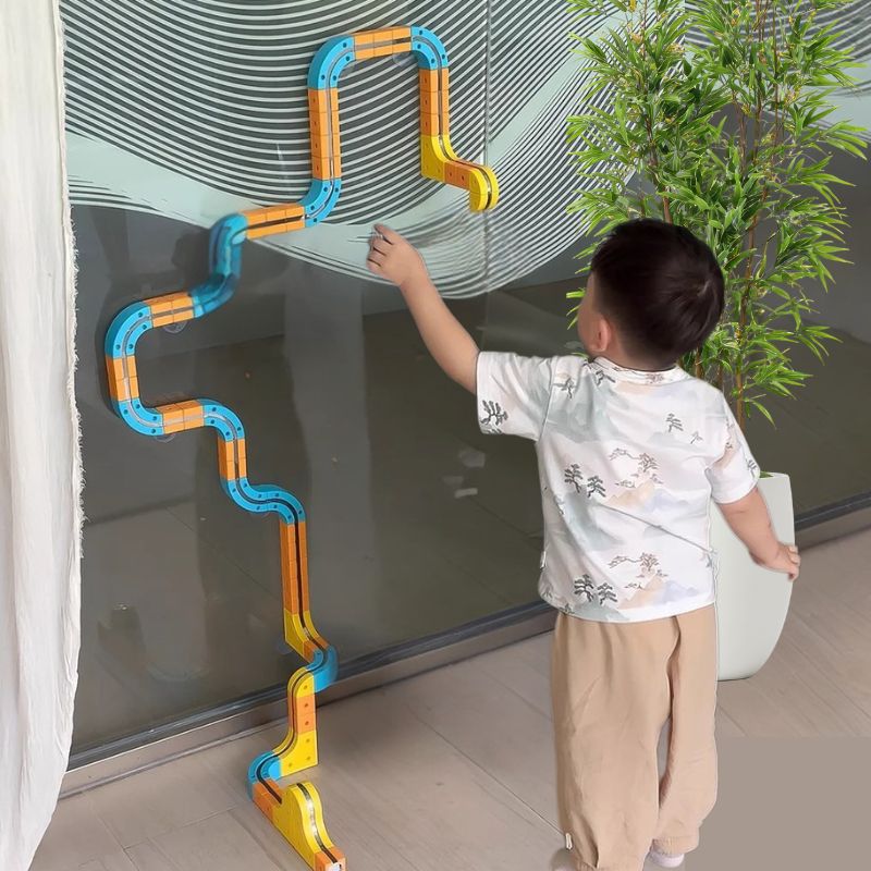 faite rouler vos voitures aimantées sur les murs et le plafond avec le circuit voiture enfant le plus hot de l'heure!