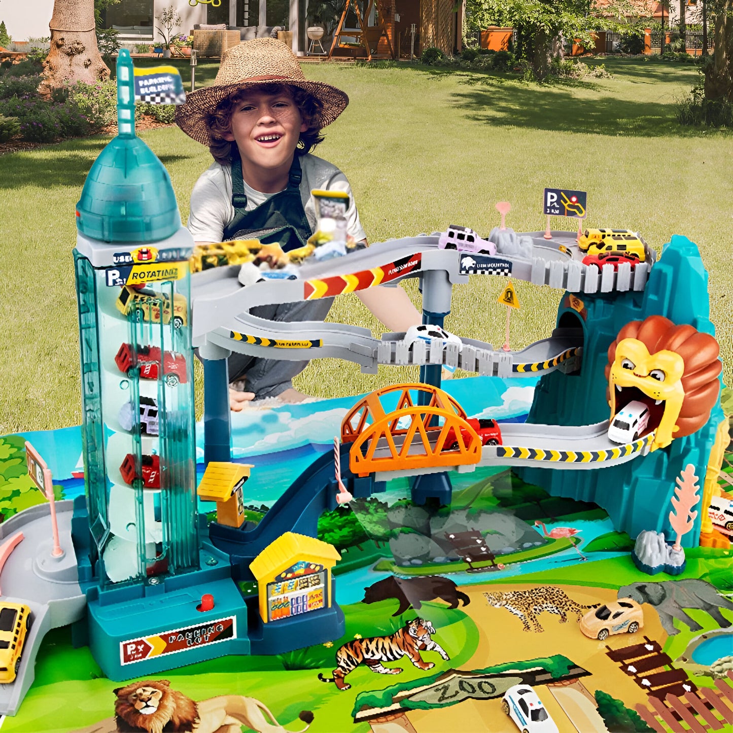 sortez le circuit voiture enfant dehors et jouer au soleil les amis viendront assurément se joindre  à lui