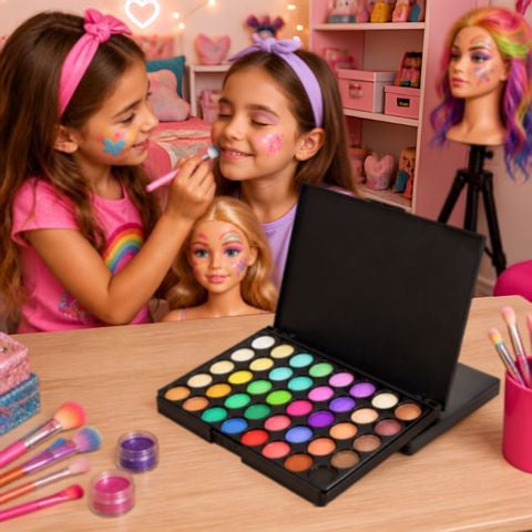 2 bonnes amie entrain de jouer dans la chambre avec la palette maquillage 