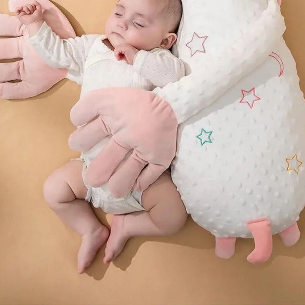 bébé endormi dans les bras de son coussin dodo confortable et rassurant