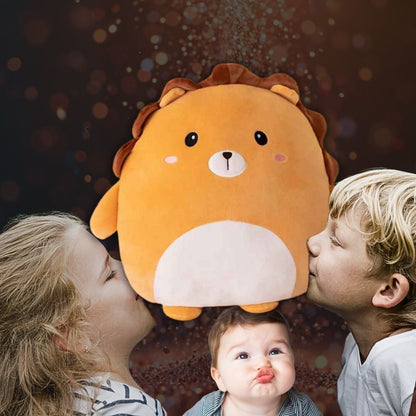3 enfant donnent un beau bizou au coussin enfant en forme de lion leur peluche animal confortable et mignonne