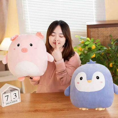 une femme tient dans sa main un coussin enfant rose en forme de cochon modèle artistique décoratif original