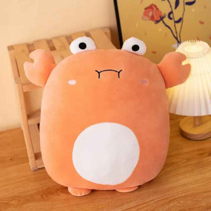 une magnifique coussin enfant orangé en forme de drole de crabe avec de petites pinces drôles et mignonnes un cadeau offert avec les cabane et les maisonnette