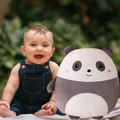 un bébé de 1 an et demi est très heureux avec son coussin enfant Pandale rond moelleux et confortable