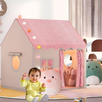 un magnifique bébé joue avec son coussin enfant Monsieur cochon sa peluche oreiller dans sa maisonnette enfant ultra confortable