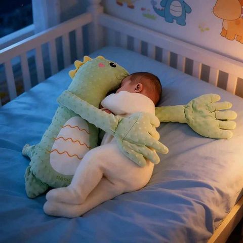 coussin pour bebe mami-tapoteuse™ dino vert calmer, rassurer et enormir. chaleur, présence rassurance et tapotement