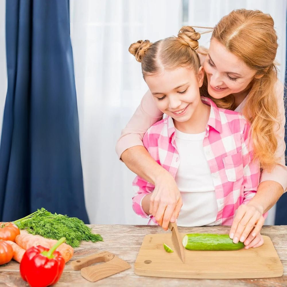 cuisiner avec sa fille en harmonie sans craindre de se couper avec le bon couteau enfant en bois.