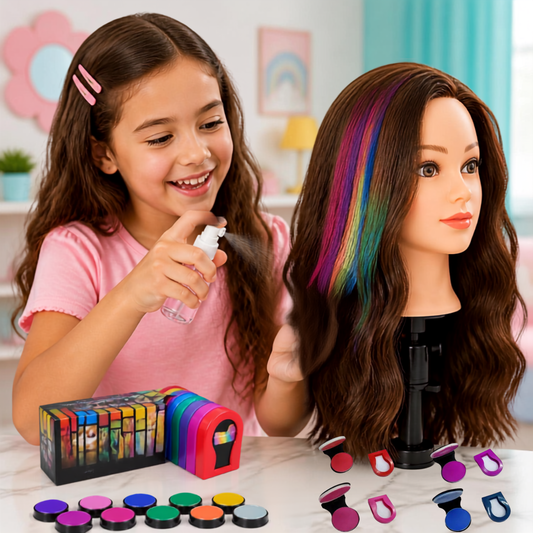 fille qui applique la craie pour cheveux couleur temporaire sur sa tête à coiffer enfant avec un sourire qui témoigne de son pure bonheur