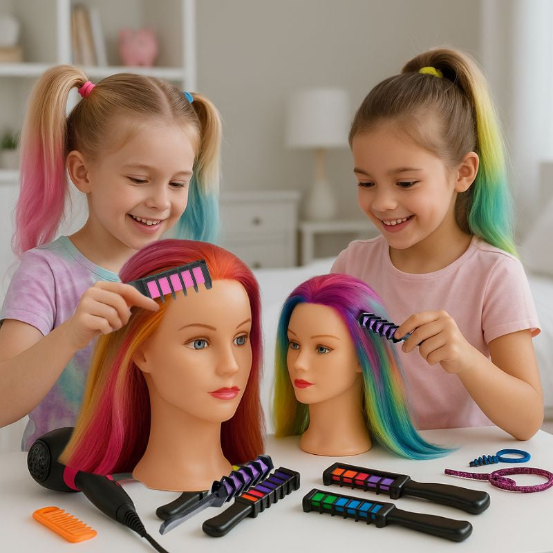 Jouer à colorer les cheveux blonds de leur tête à coiffer avec des craies pour cheveux.