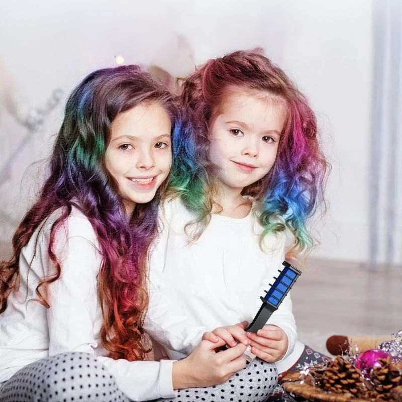 2 jolie soeursapplique de la couleur dans leur cheveux avec les peigne de craie pour cheveux