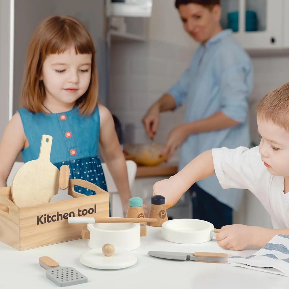 fillette et son petit frère avec les jouet de leur cuisine enfant en bois Montessori