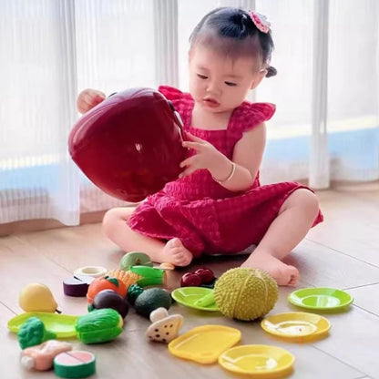 enfant joue au sol avec des jouet en forme de fruits et légumes colorés en plastique  qui viennent d un gros pot en forme de pomme vive la dinette enfant et la cuisine