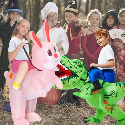 Deguisement  halloween enfant parade de déguisement pour amuser les petits et grands avec le lapin de Pâques et son ami le dinosaure gonflé 