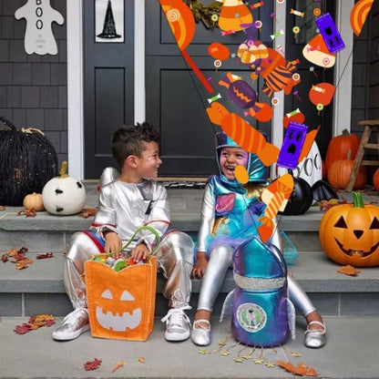 2 enfant assis avec leur sacs de collecte de bonbons bien remplis de bonbons