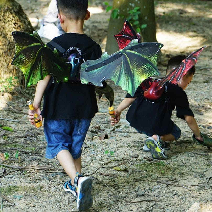 Déguisement carnaval avec ailes de dragon vert ou rouge, robotisées, lumineux et musical.