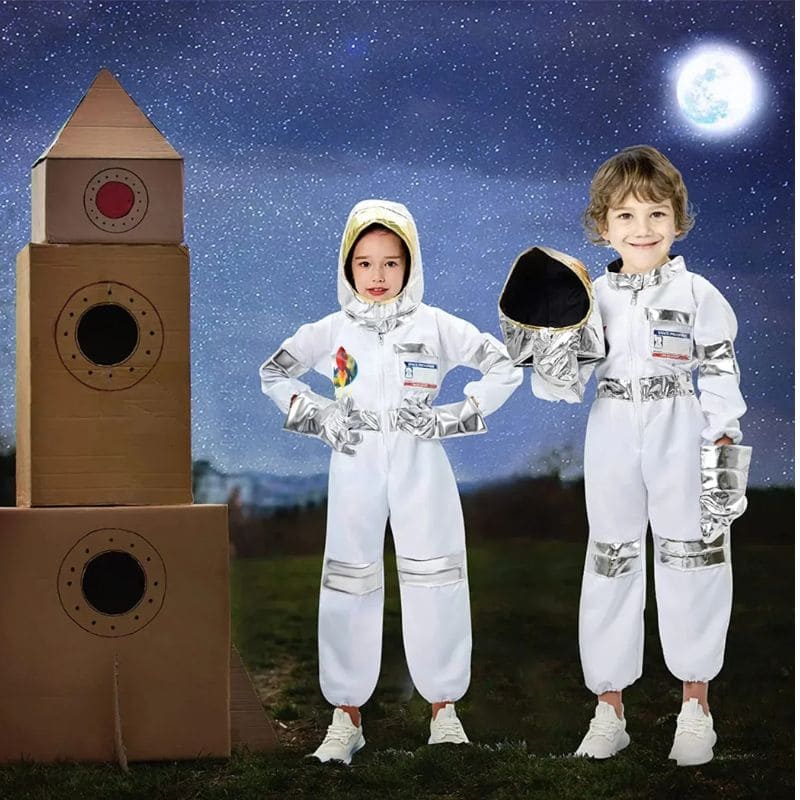 Déguisement enfant pour initier le jeu libre et créatif à la maison, explorant de nouvelles thématiques.