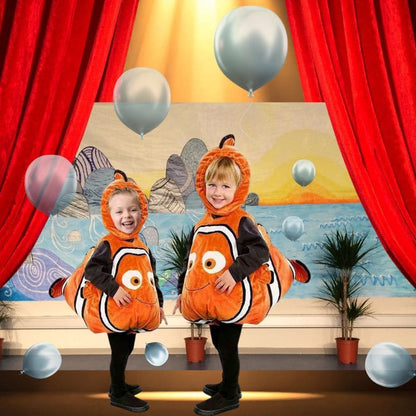 2 garçons  portent un déguisement poisson costume de théâtre pour un spectacle Halloween à l'école