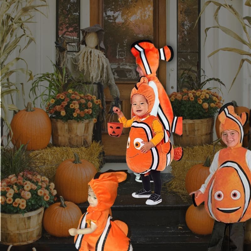 4 enfants font la collecte des bonbons le soir Halloween déguisés avec le déguisement Poisson clown