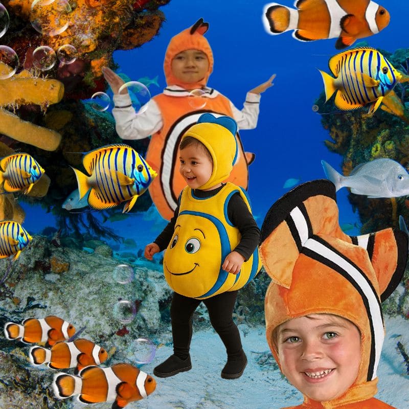 3 enfants sont dans un aquarium avec un déguisement de poisson sur le dos ils rigolent