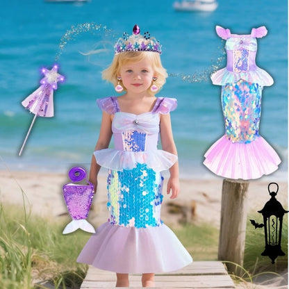 Charmante jeune fille porte déguisement sirene argenté lustré et brillant à souhait avec tous les accessoires d'une reine de beauté