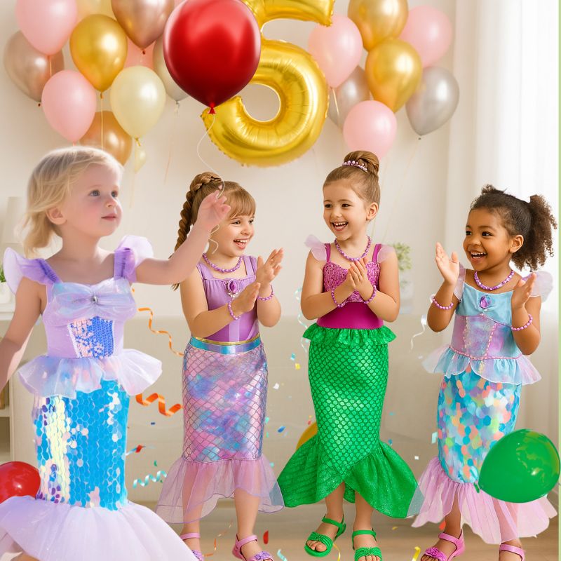 4 fillette de 5 ans dansent dans une fête d'enfants  portant le déguisement sirène coloré