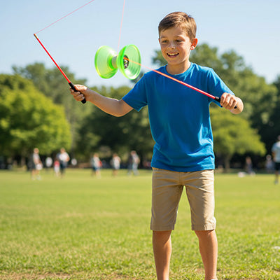 un garcon s'amuse avec son diabolo jeu vert il impressionne ses amis