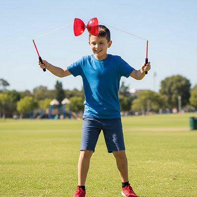 un garçon de 10 ans présente sa chorégraphie spectacle d'école avec son diabolo jeu d adresse