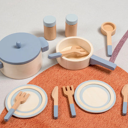 ensemble casseroles,assiettes,ustensiles,salière et poivrière en bois de bonne qualité pour jeu de dinette en bois pour enfant