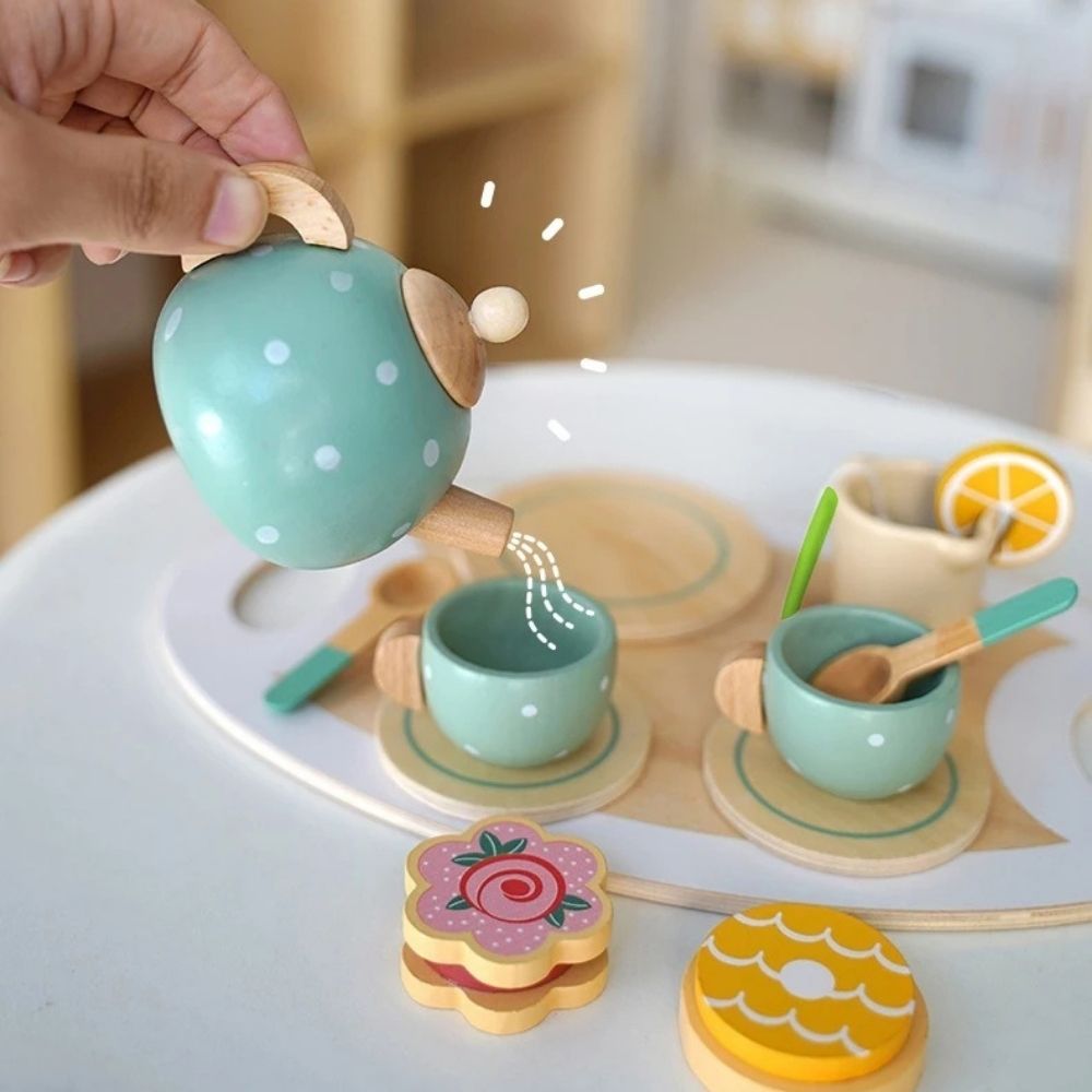 dinette en bois pour jouer à faire semble de prendre le thé avec ses peluches et poupées et petits amis. 