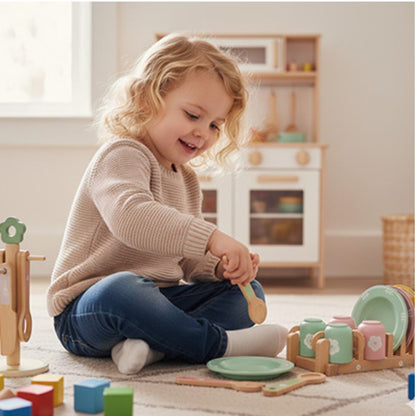 fillette jouant avec sa dinette enfant en bois, jouer à faire semblant de manger