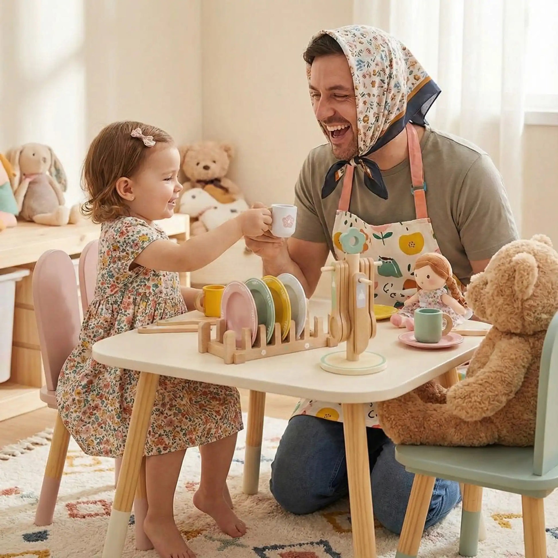 UN PÈRE JOUE AVEC SA PETITE FILLE À LA DINETTE EN BOIS ILS SONT ADORABLES ET DRÔLES