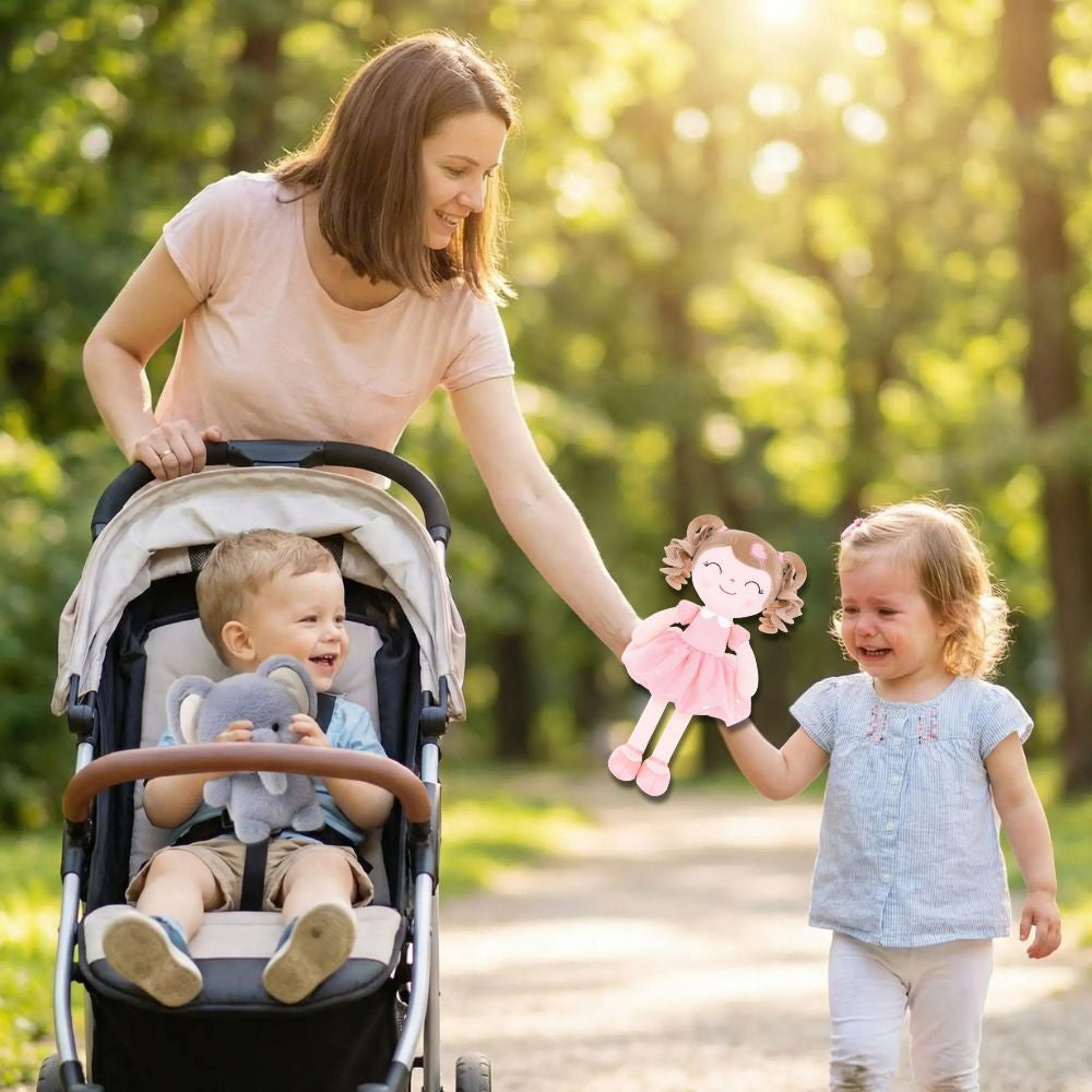 mere donnee la doudou fille pour calmer sa petite qui est inquiète