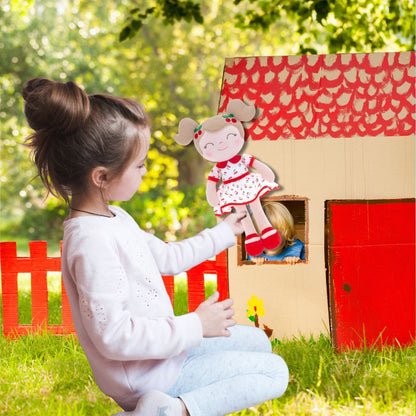 une fillette jouet dans le jardin avec son doudou fille