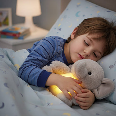 un joli gamin de 5 ans enlasse son doudou qui respire son compagnon peluche qui respire depuis toujours