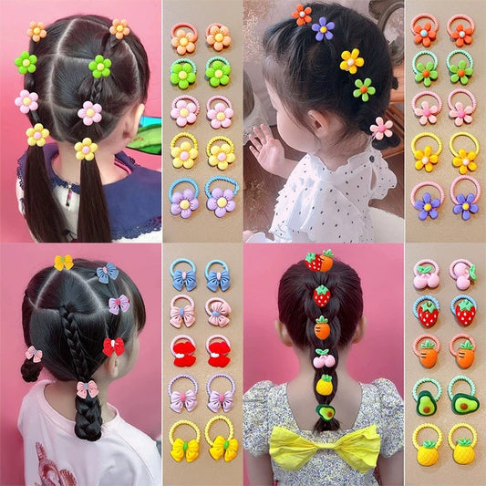 jolie fillette montre sa coiffurerempli de jolis élastique pour cheveux décoratifs