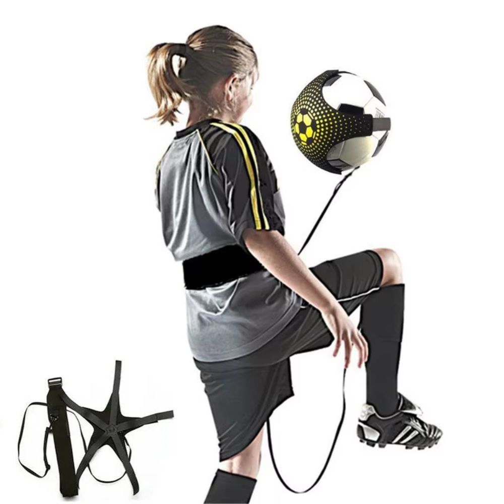 fille qui pratique ses réflexes et ses botté de football avec sa ceinture pour  entrainement foot