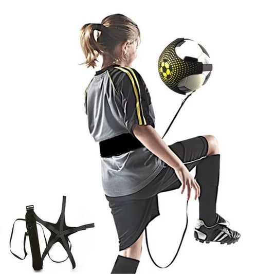 fille qui pratique ses réflexes et ses botté de football avec sa ceinture pour  entrainement foot