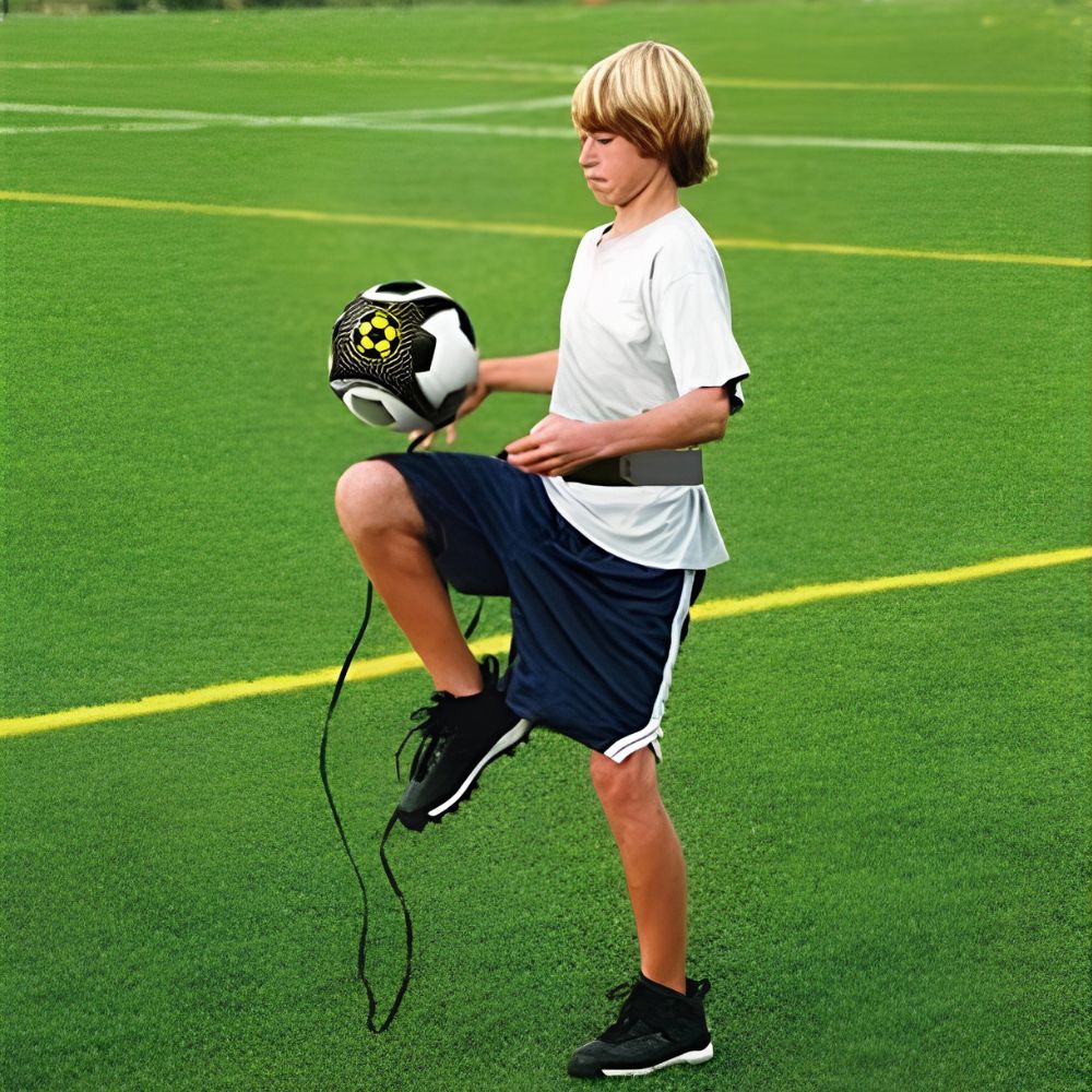 un ado au parc  pour son entrainement foot ceinture avec corde élastique pour pratiquer les passes et les réceptions du ballon