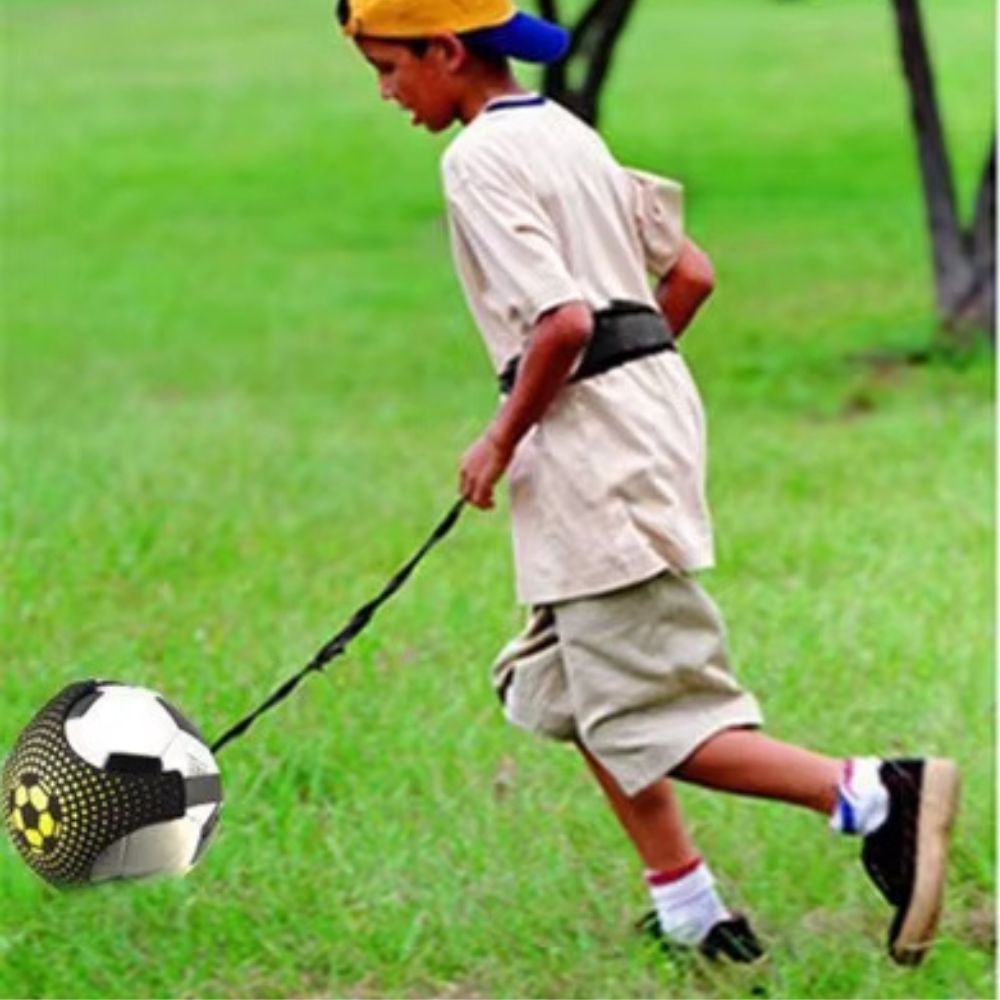 un jeune pratique son jeu avec sa ceinture de entrainement foot