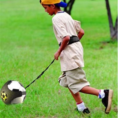 un jeune pratique son jeu avec sa ceinture de entrainement foot