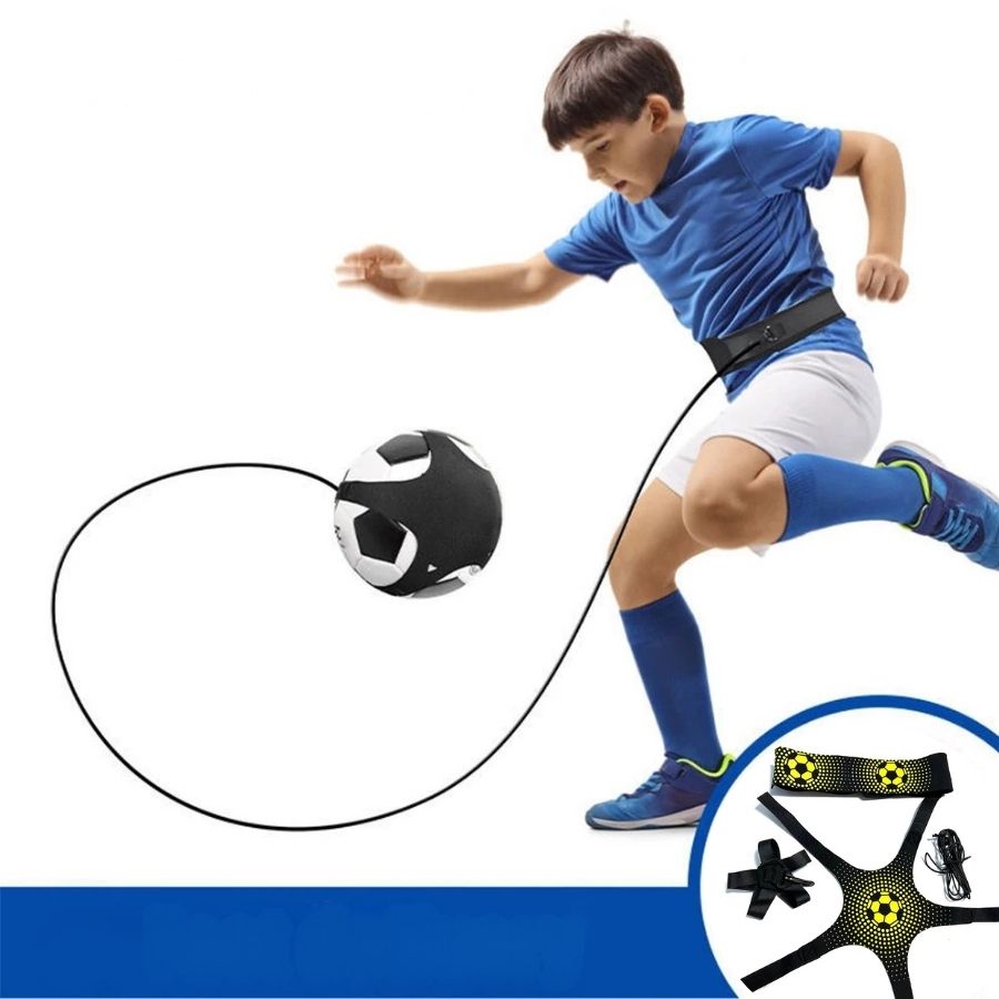 un adolescent fait son entrainement foot en solo à la maison pour améliorer son jeu, il adore ça