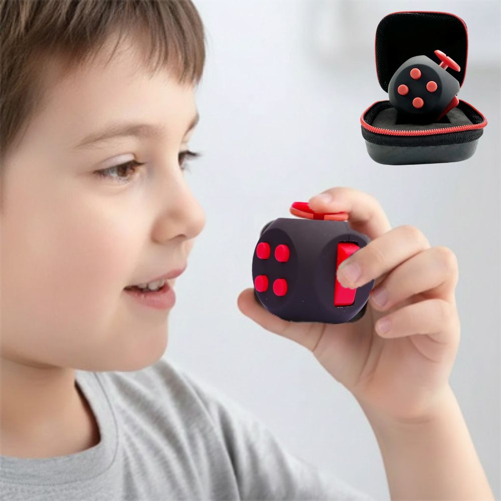 un gamin a recu un fidget cube et son boîtier 