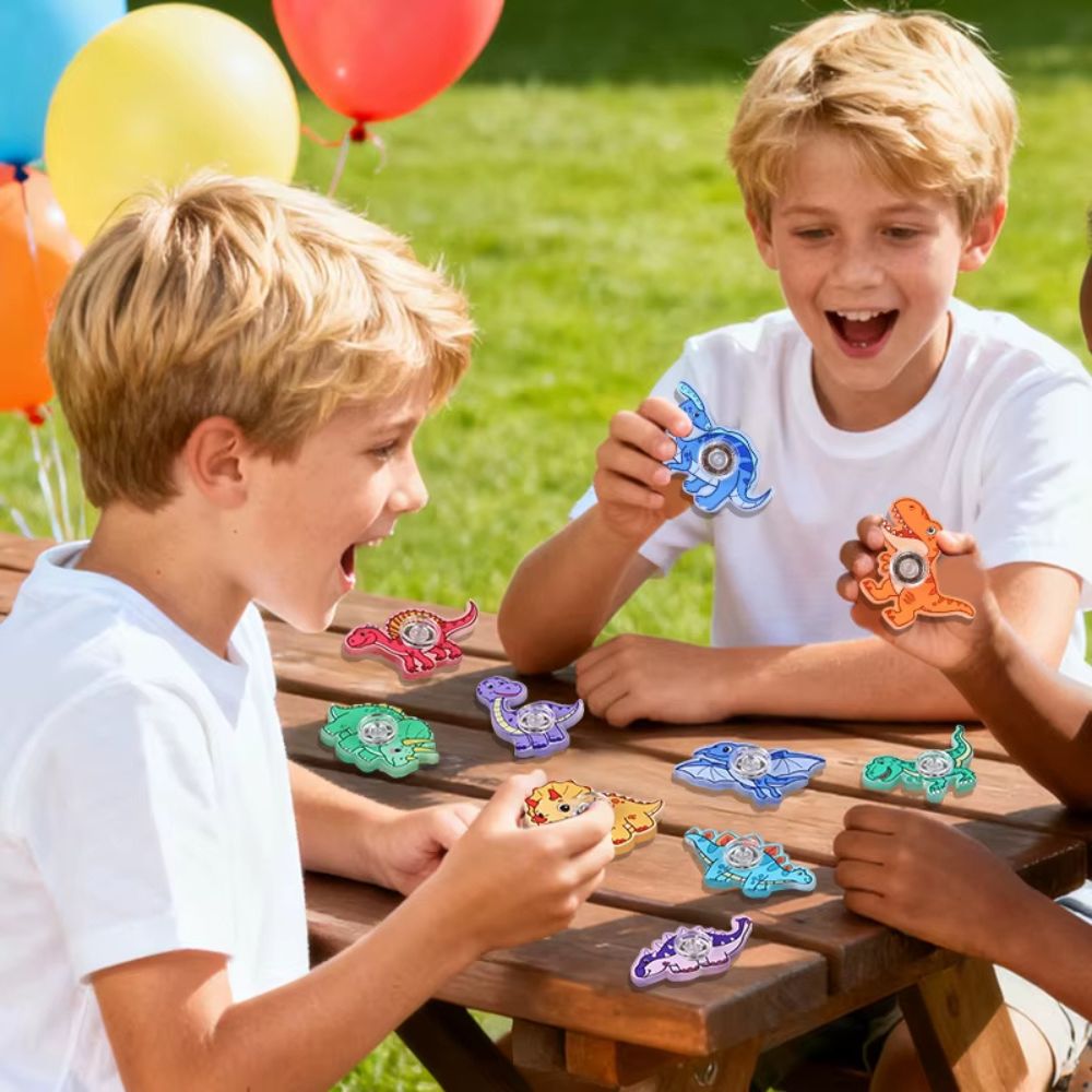 des gamins se défient avec leur toupie Hand Spinner modèle dinosaure