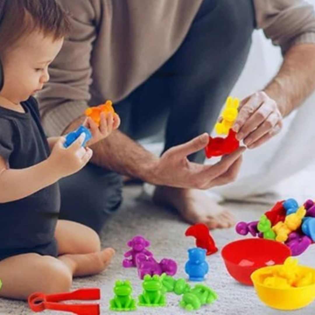 un père joue avec son bébé avec le jeu montessori Rainbow-Animaux™ de Jeux-Focus