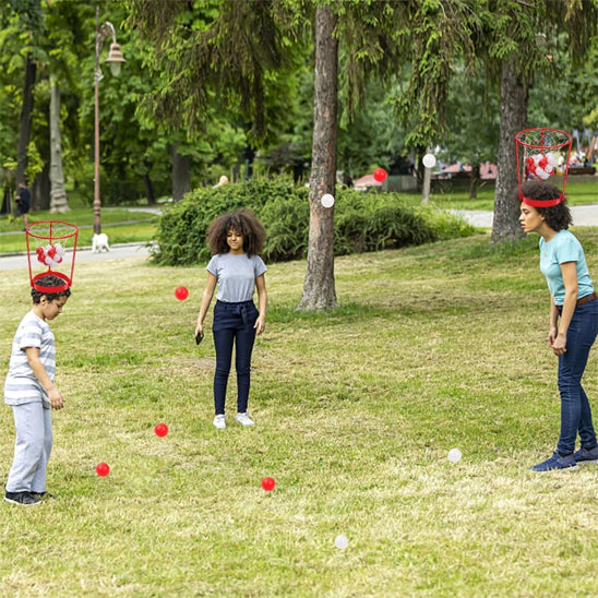 3 ado jouent au jeu d'adresse chaoeau basket au parc