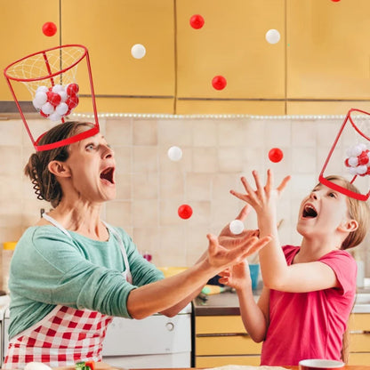 une mère et sa fille se pratique à leur jeu d'adress avec le chapeau basket dans la cuisine