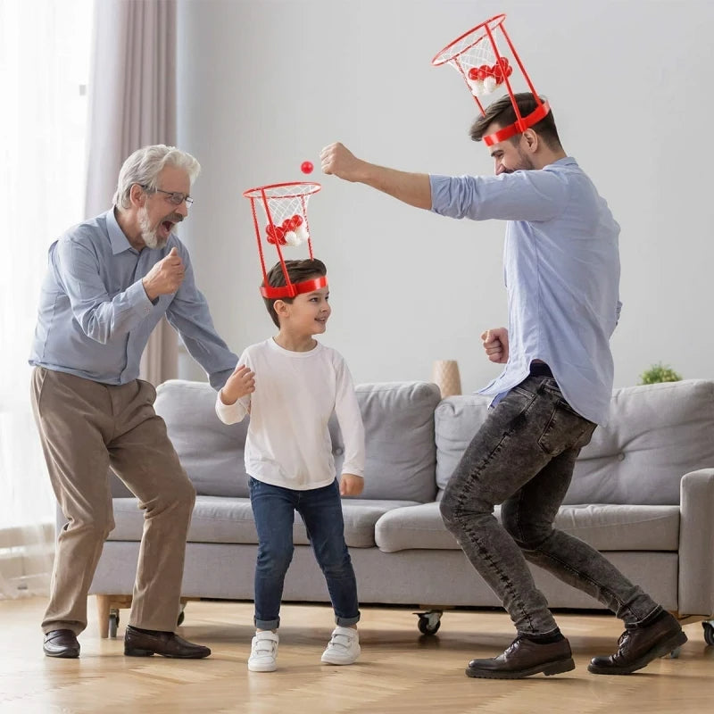 un père et un grand père pratique le fils pour le jeu d adresse chapeau basket en compétition 